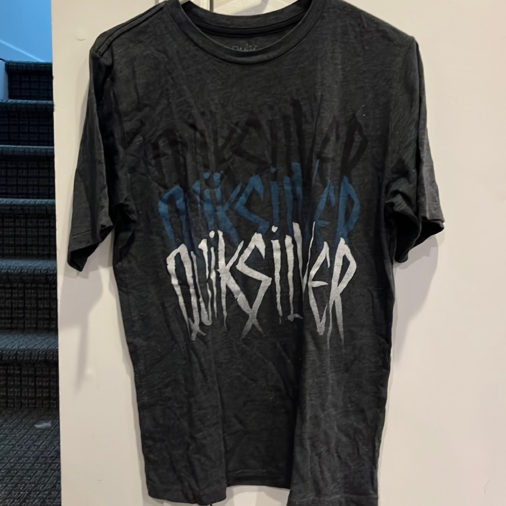 Quicksilver t-shirt. Boy size XL